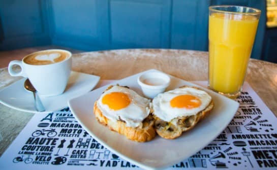 Huevos Acheval con Champiñones