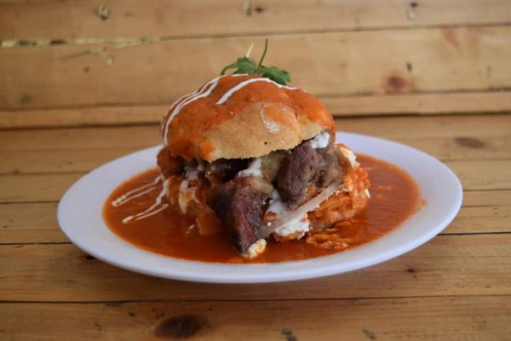 Torta bañada de chilaquiles