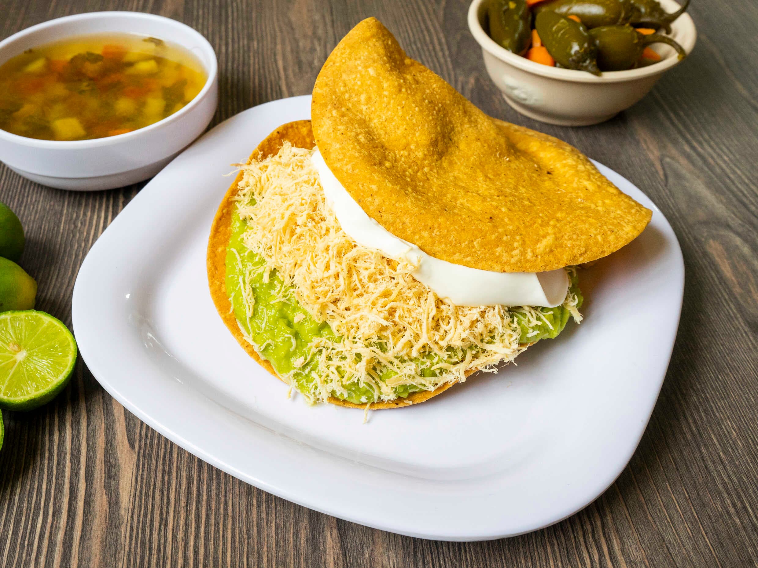 Combo 4- Tostada G con 1/2 consome y una Coca Cola