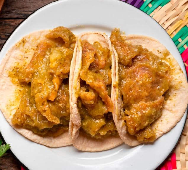 Taco de Chicharrón Salsa Roja