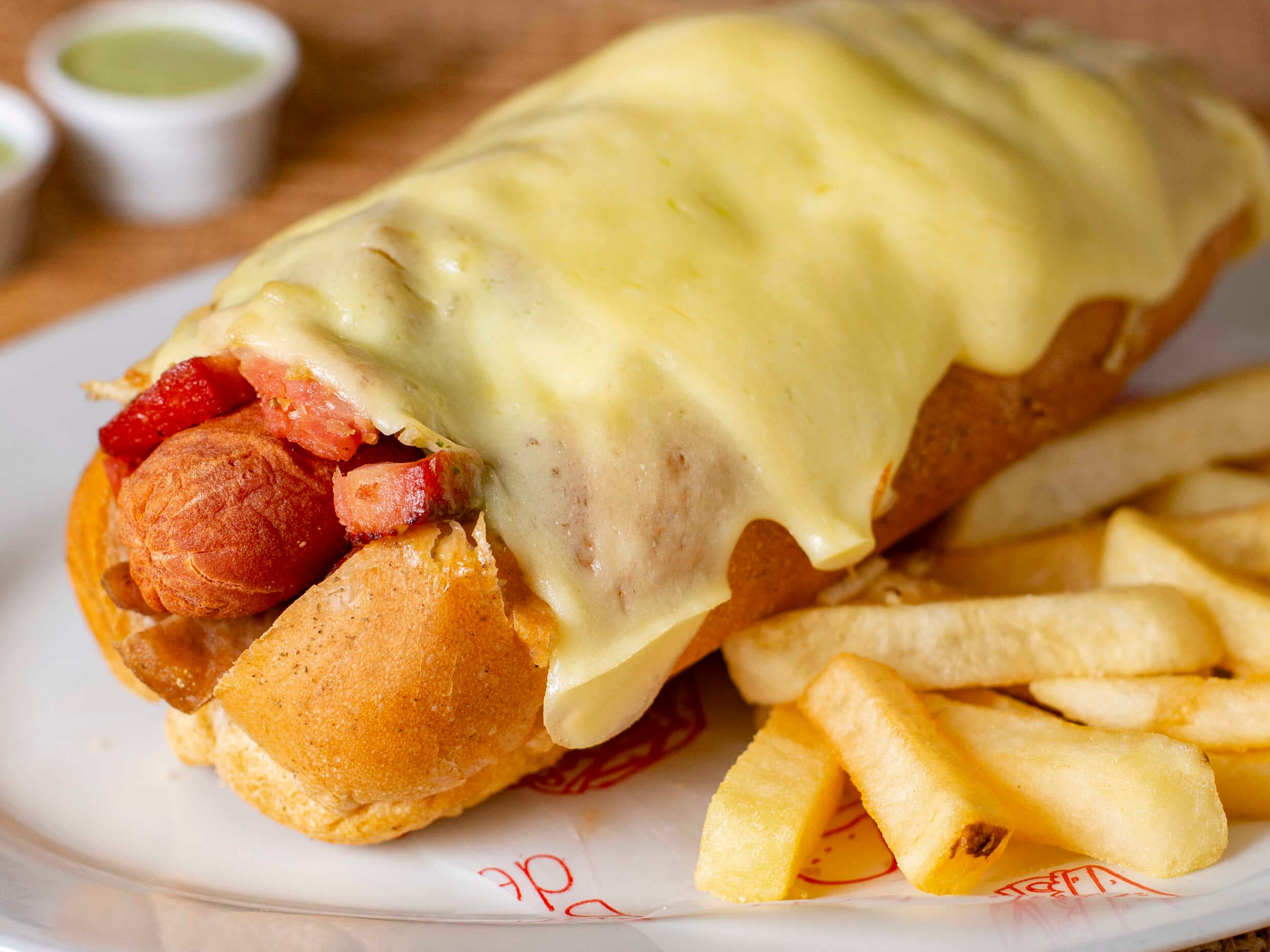 Combo: Perro Especial + Papas + Bebida