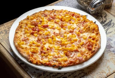 Pizza Maíz Tocineta y Cebolla