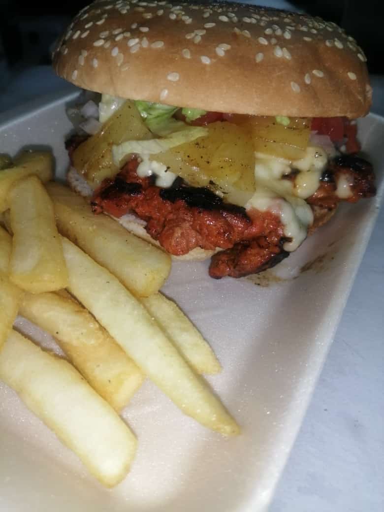 Hamburguesa Pastor Piña y Papas Francesas .
