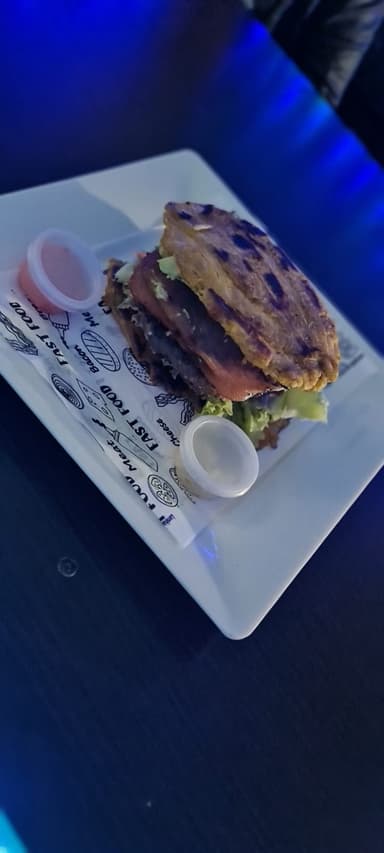 Hamburguesa con tapas de patacon en combo