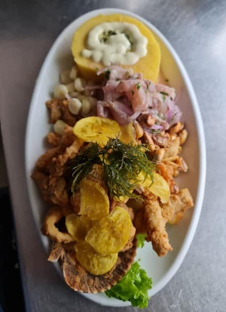 Jalea Mixta y Causa de Pulpa de Cangrejo