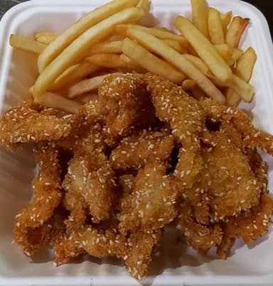 TROCITO DE POLLO EMPANIZADO CON PAPA Y ENSALADA
