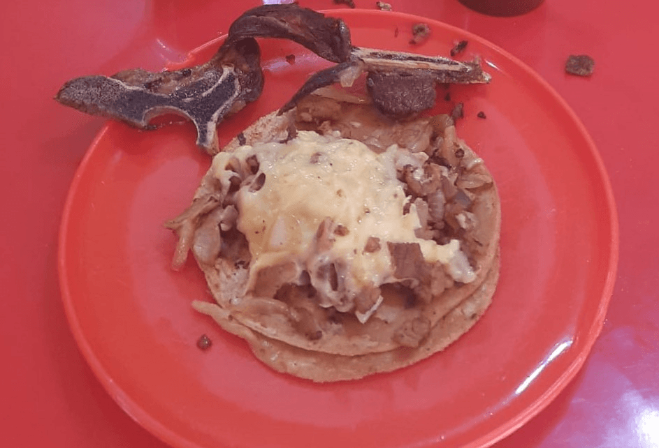 Taco de Bistec, Chorizo y Queso en Maíz