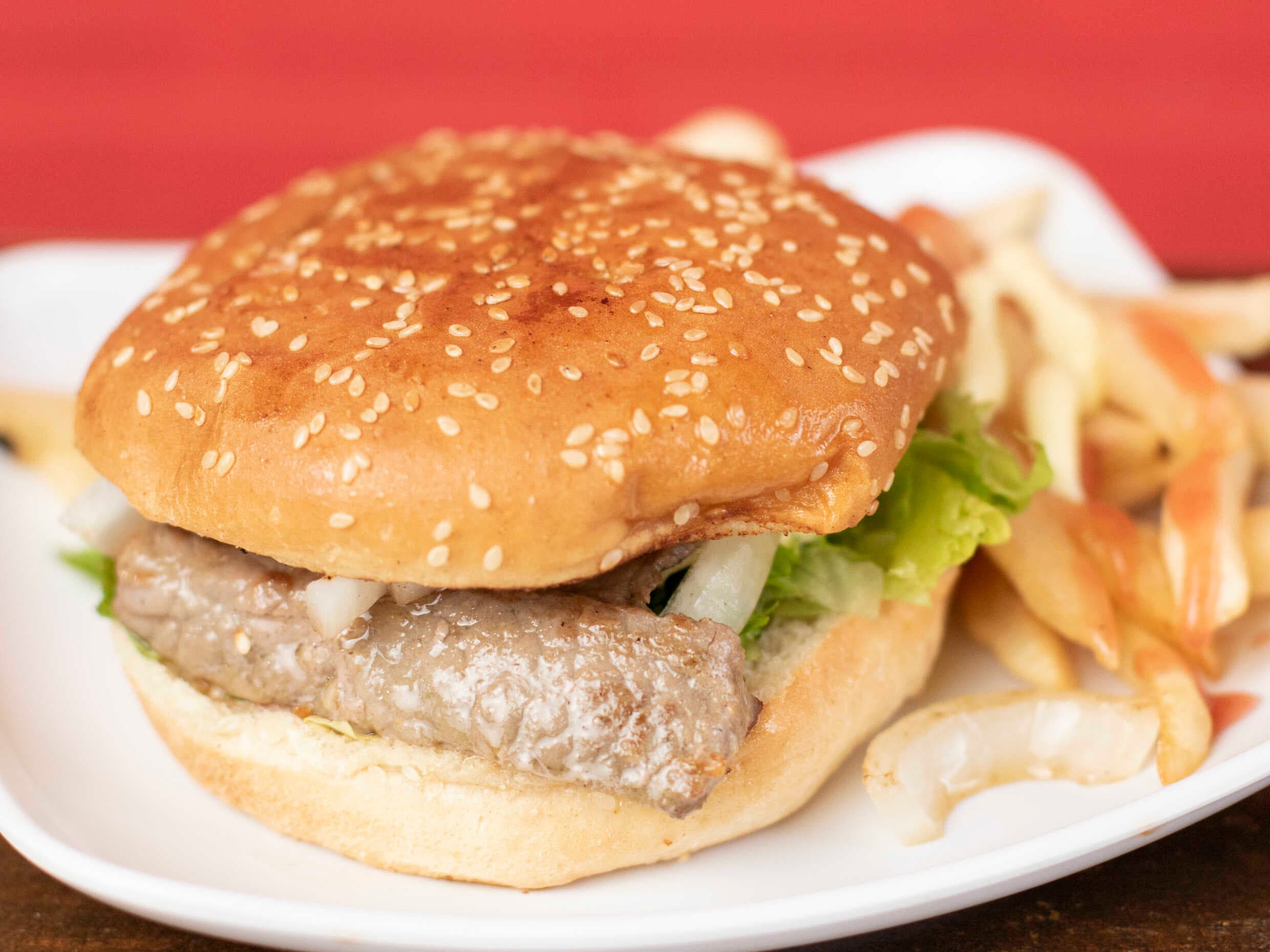 Hamburguesa con Bistec y Papas a la Francesa