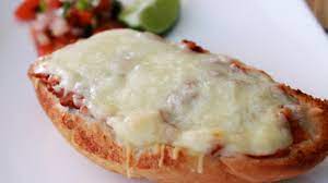 Mollete Frijol y Queso Gratinado