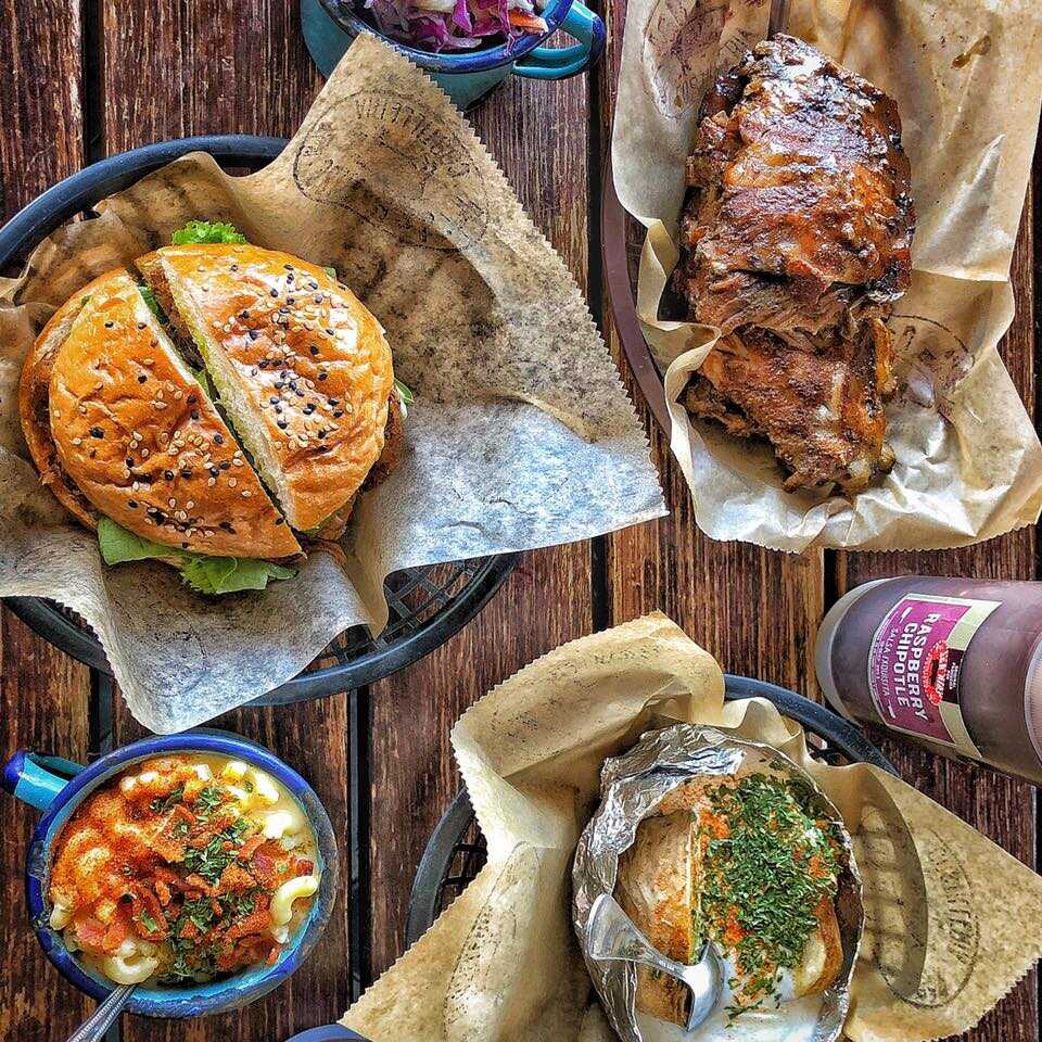 Sándwich de Pollo Frito con Guarnición y Bebida