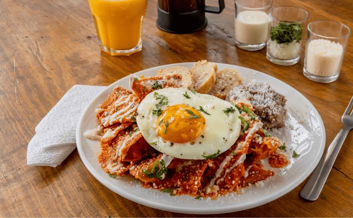 Chilaquiles verdes o rojos +frijoles+bolillo