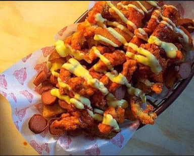 Salchipapas con Boneless