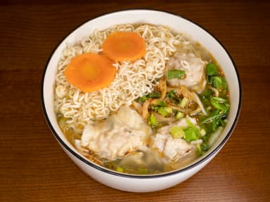 Sopa Wantan de Cerdo con Fideos Tallarín
