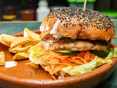 Hamburguesa hindú con papas fritas