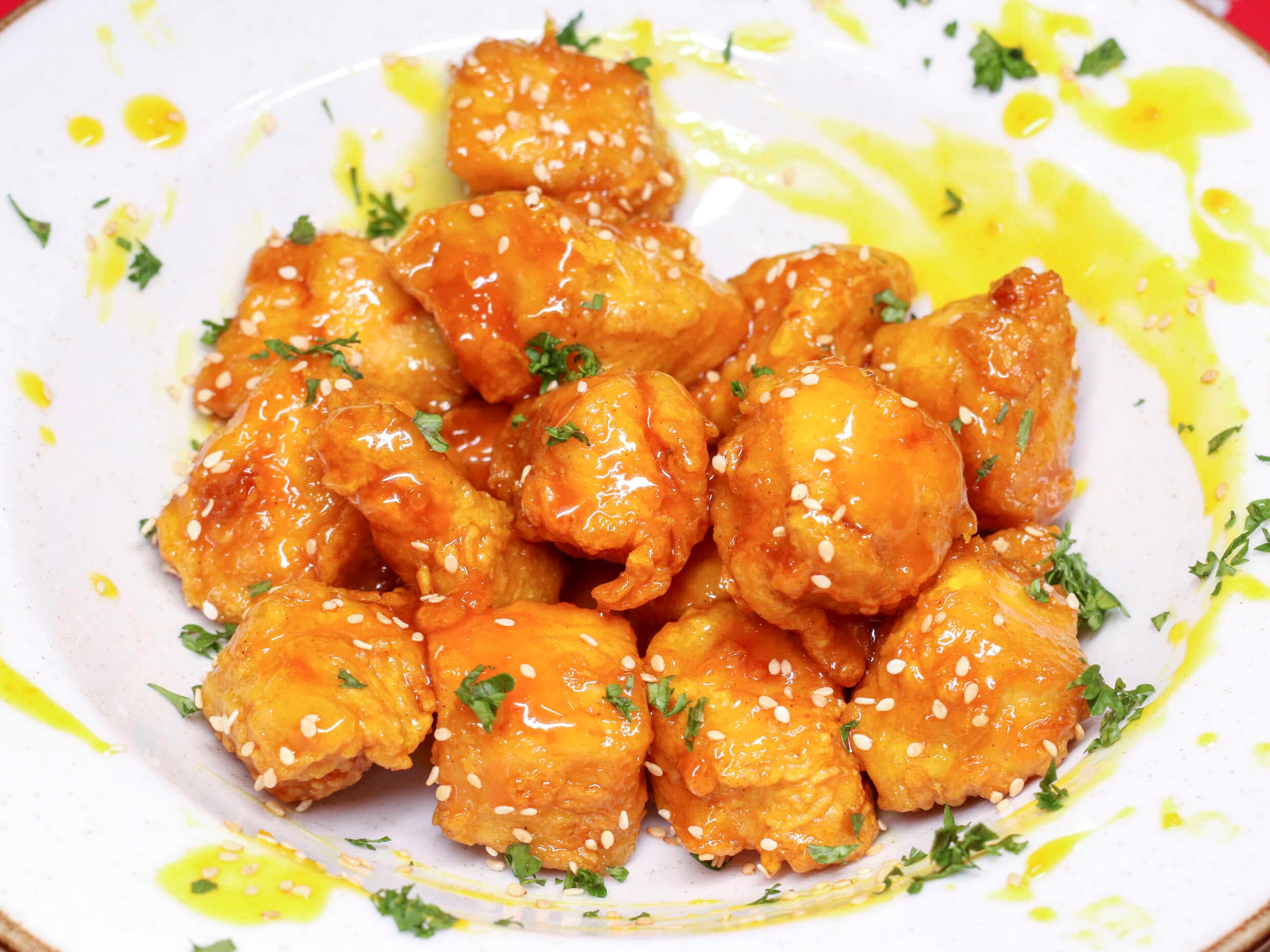 Porción de nuggets pollo a la naranja