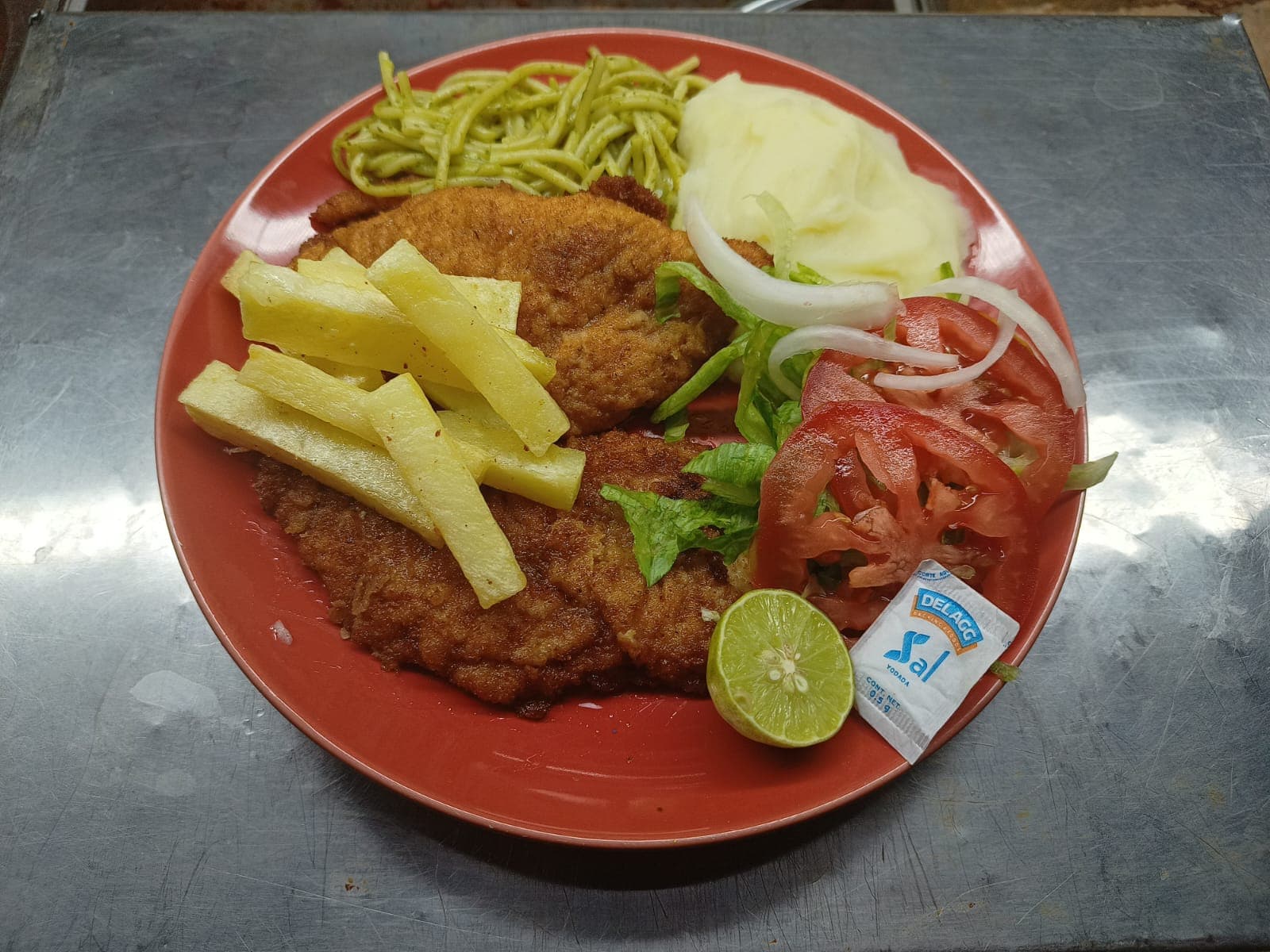 Milanesa de pollo y refresco