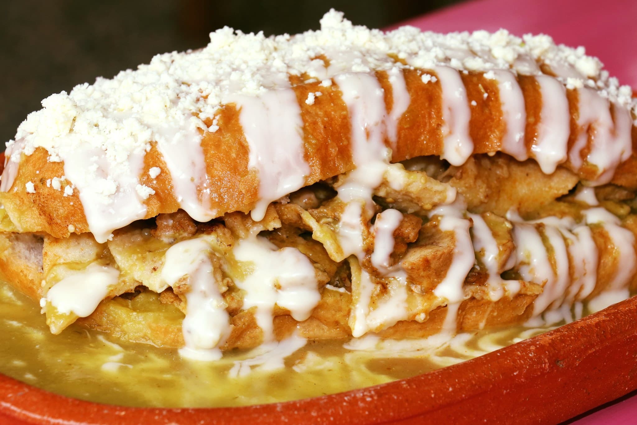 Torta de chilaquiles con guiso.