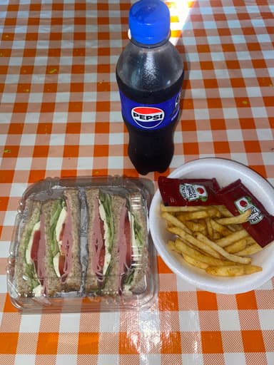 Sándwich de Salchicha Queso + Papas y Bebida