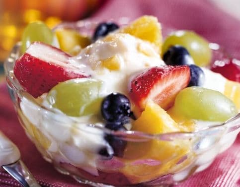 Fruta con Yogurt, Miel y Granola