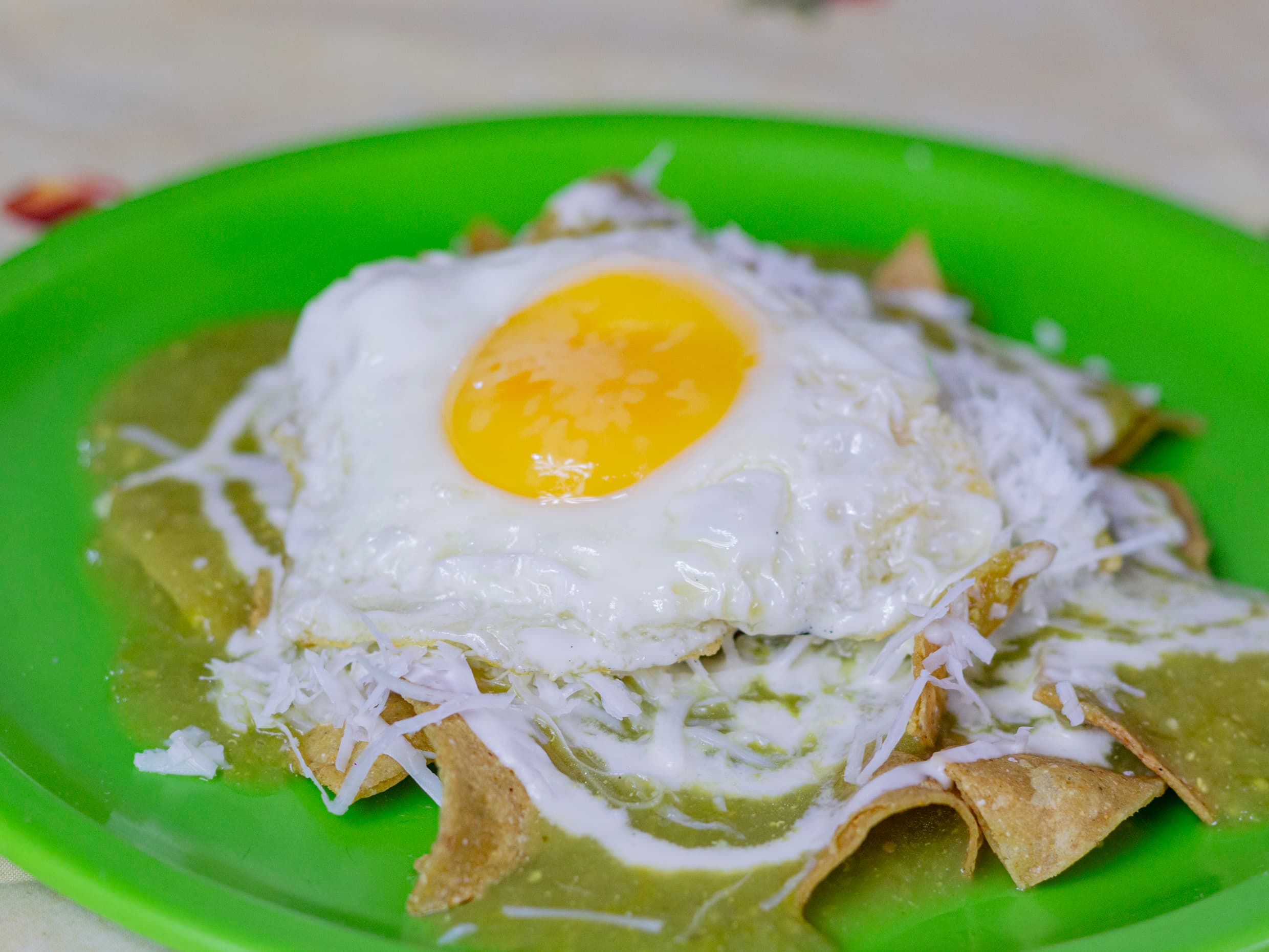 Chilaquiles grandes con huevo estrellado o revuelt