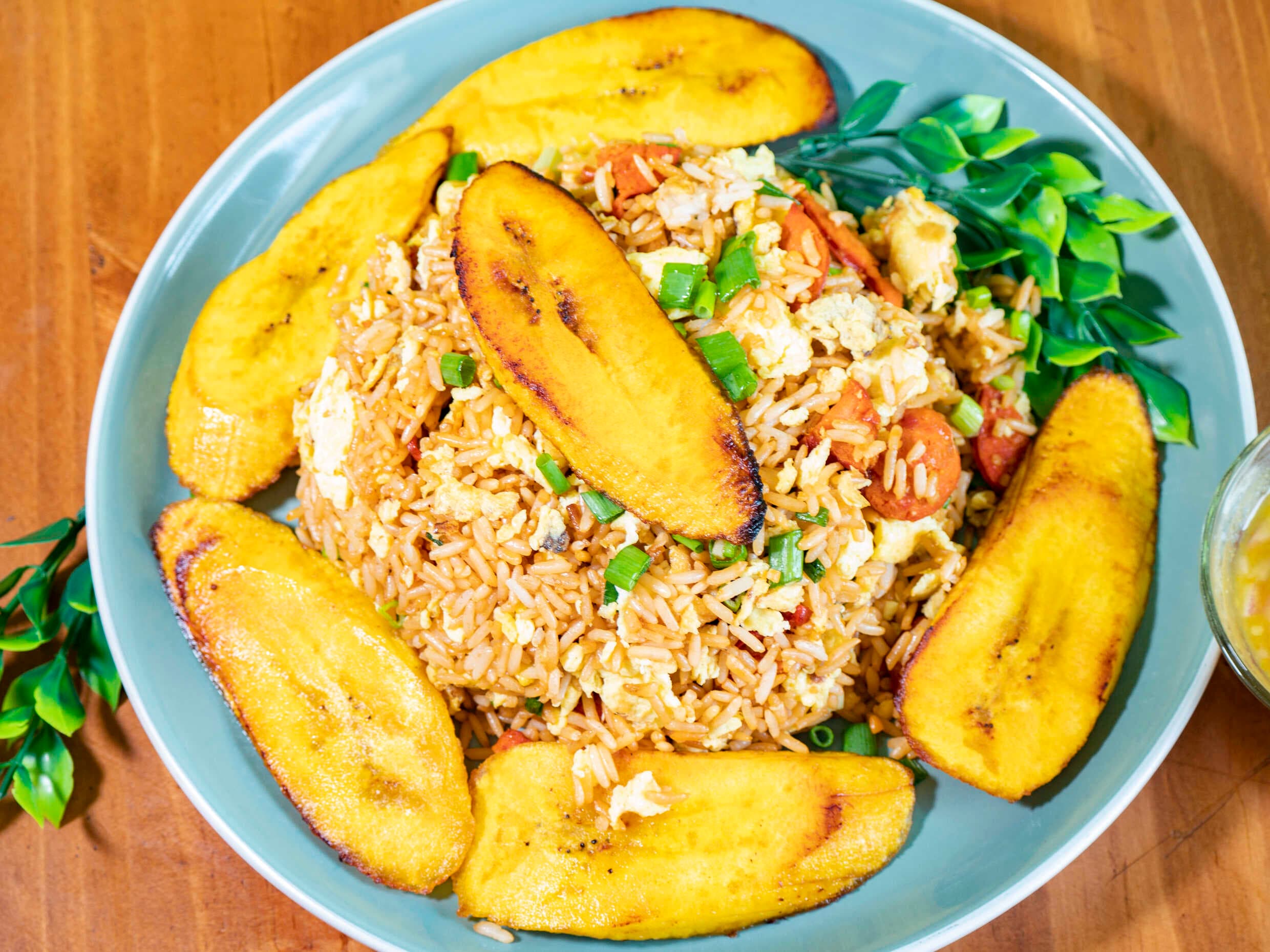 Chaufa Amazónico con Plátano Frito