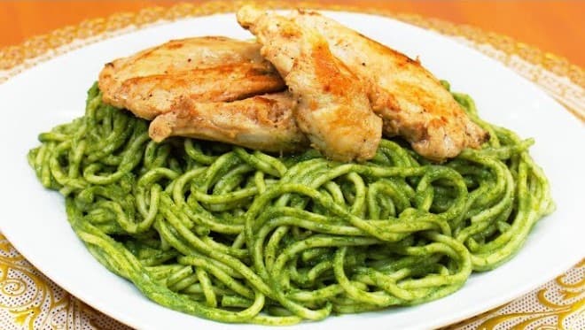 Tallarín Verde con Pollo a la Plancha