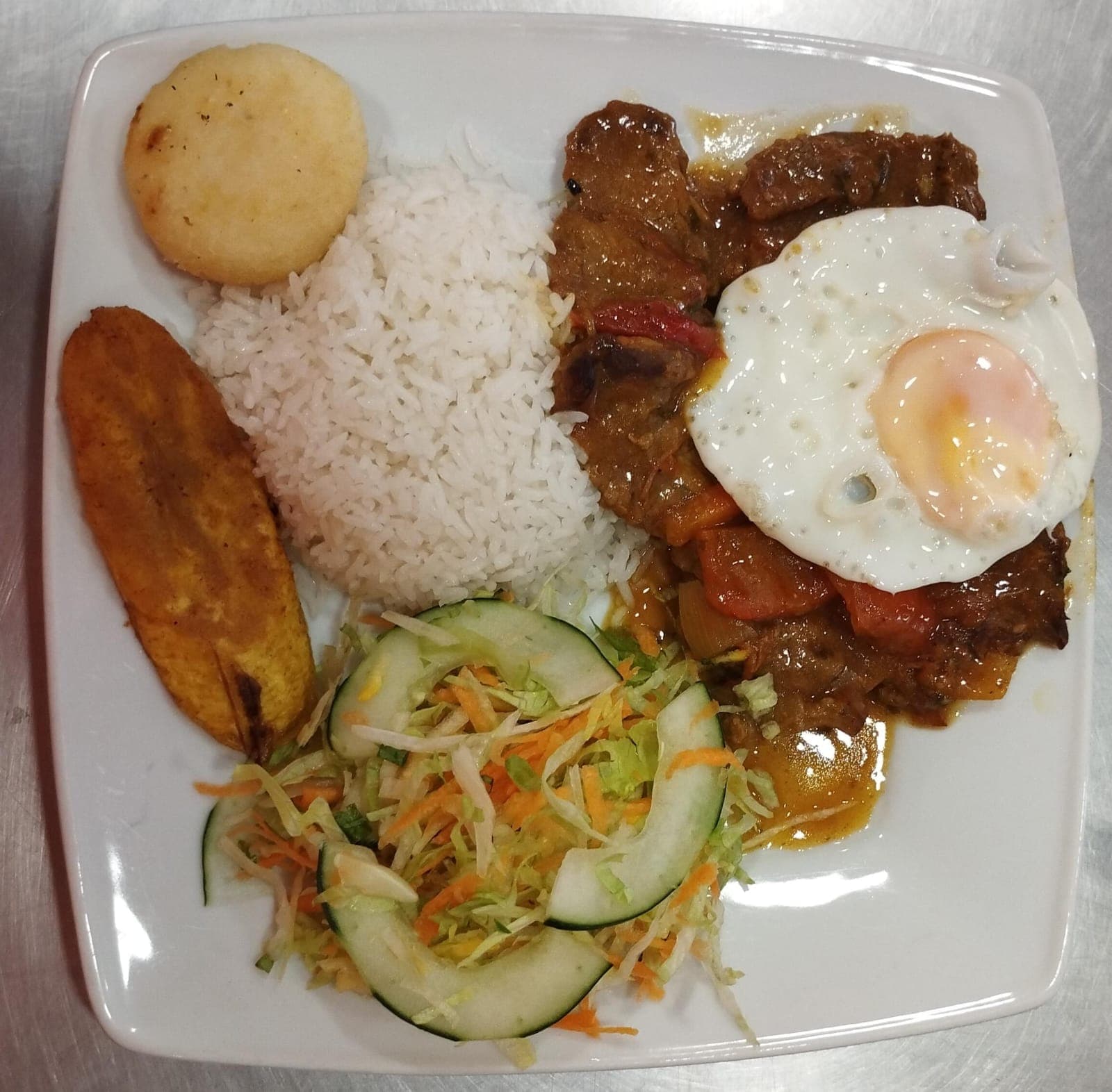 Bistec a caballo + agua de panela