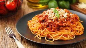 Espaguetis con Res en Salsa de Tomate
