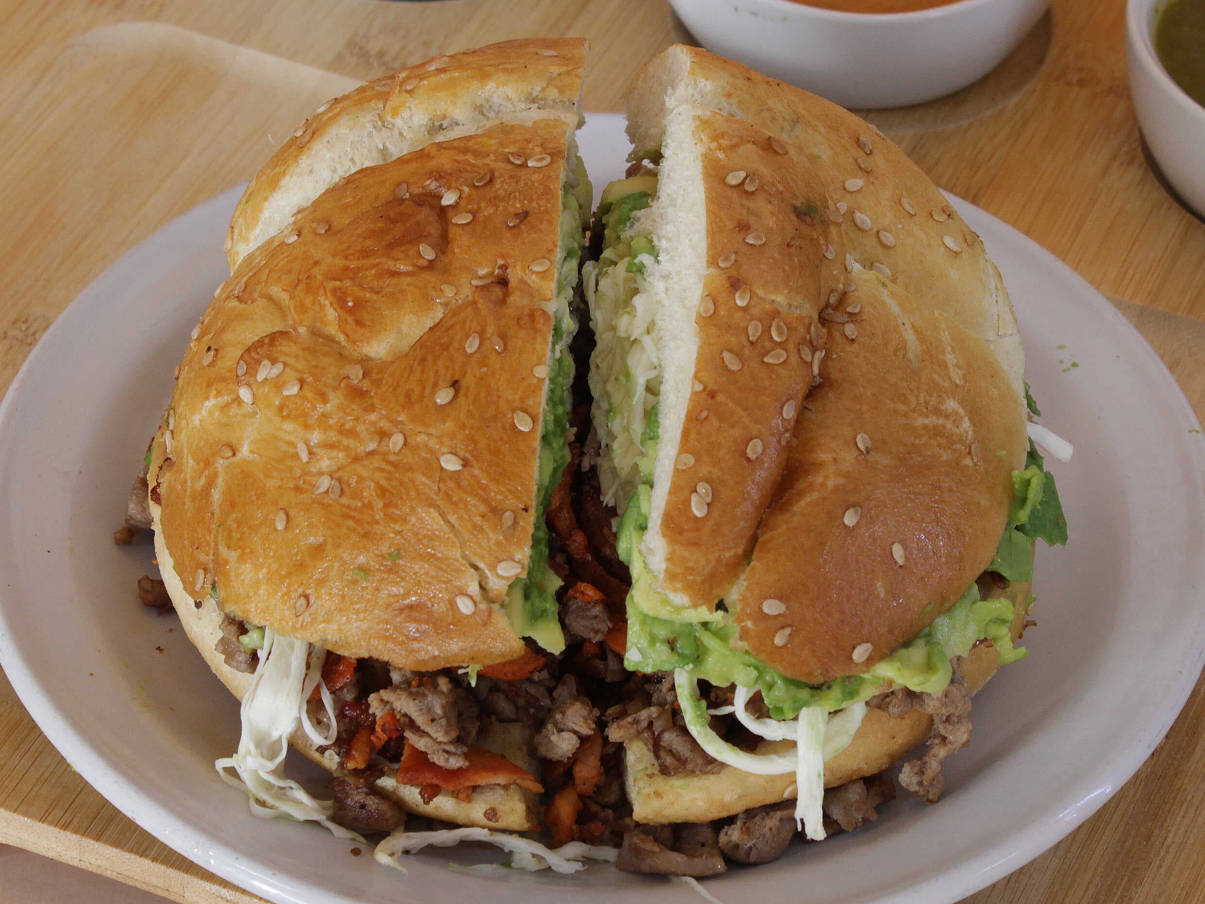 CEMITA CAMPECHANA + AGUA DE SABOR