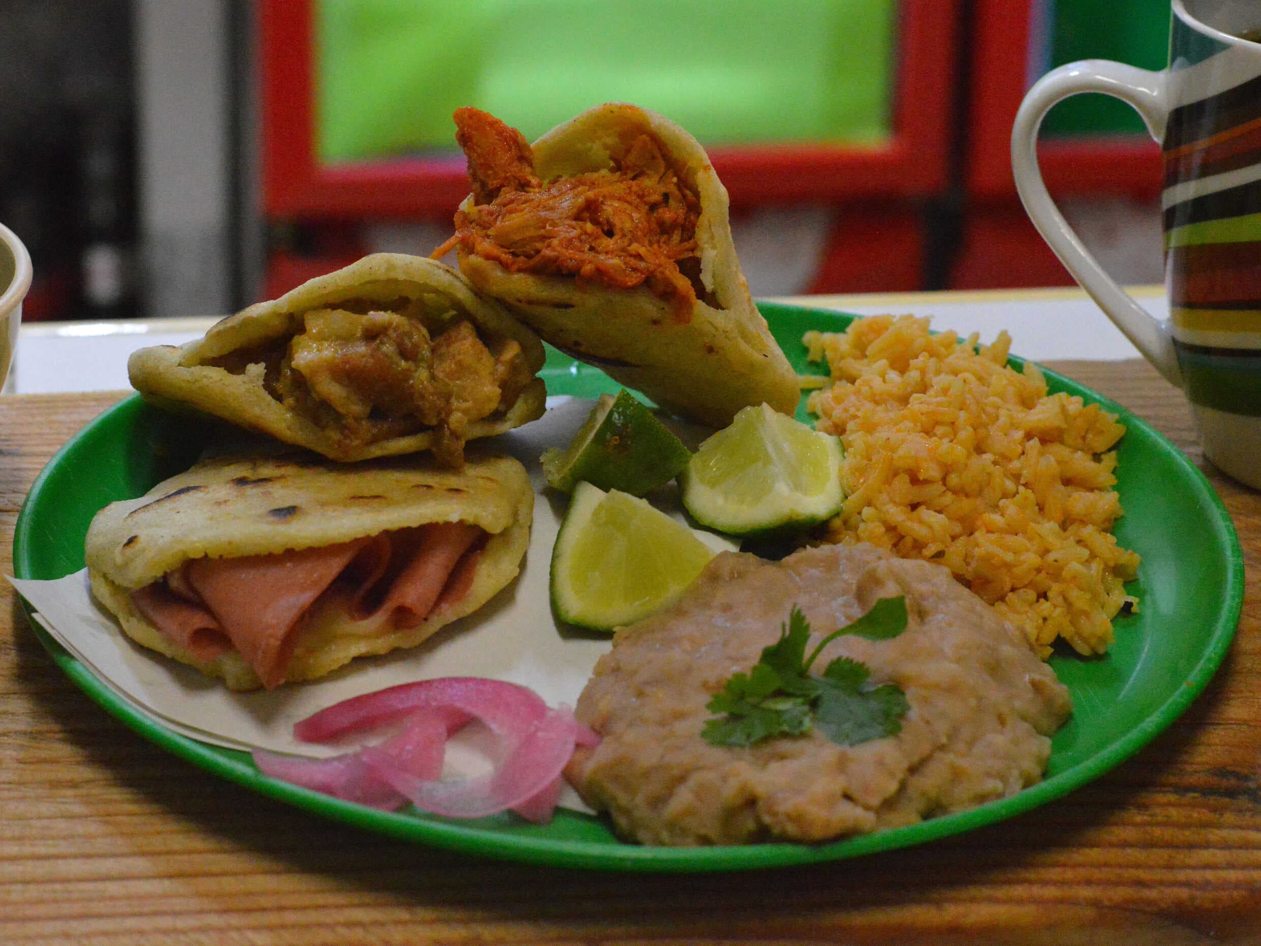 3 Gorditas + Frijol + Arroz + Agua Fresca.