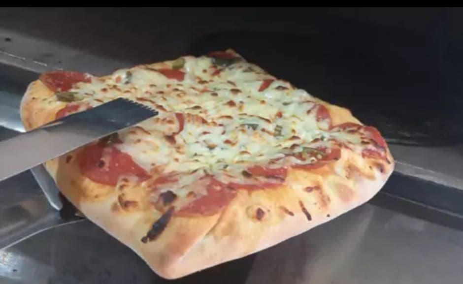 Pizza Cuadrada Rellena 24 CM 6 Porciones