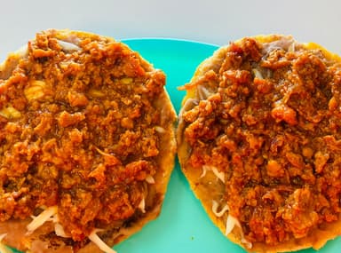 Molletes de Chicharrón en Salsa Verde