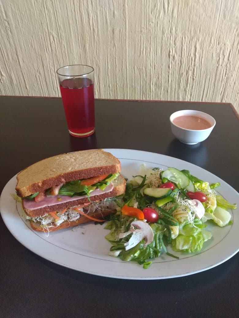 Combo Sándwich + Mini Ensalada