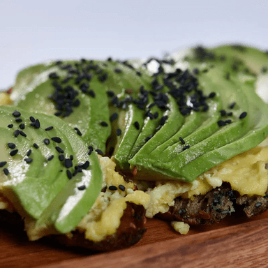 Tostones de Palta + Jugo de Fresa con Arándanos