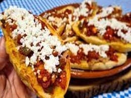 Memela con Chorizo