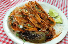 2 Tacos de birria + 1  de Arrachera + Consome