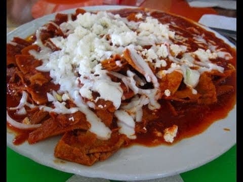 CHILAMKILES de Chicharrón en Salsa roja
