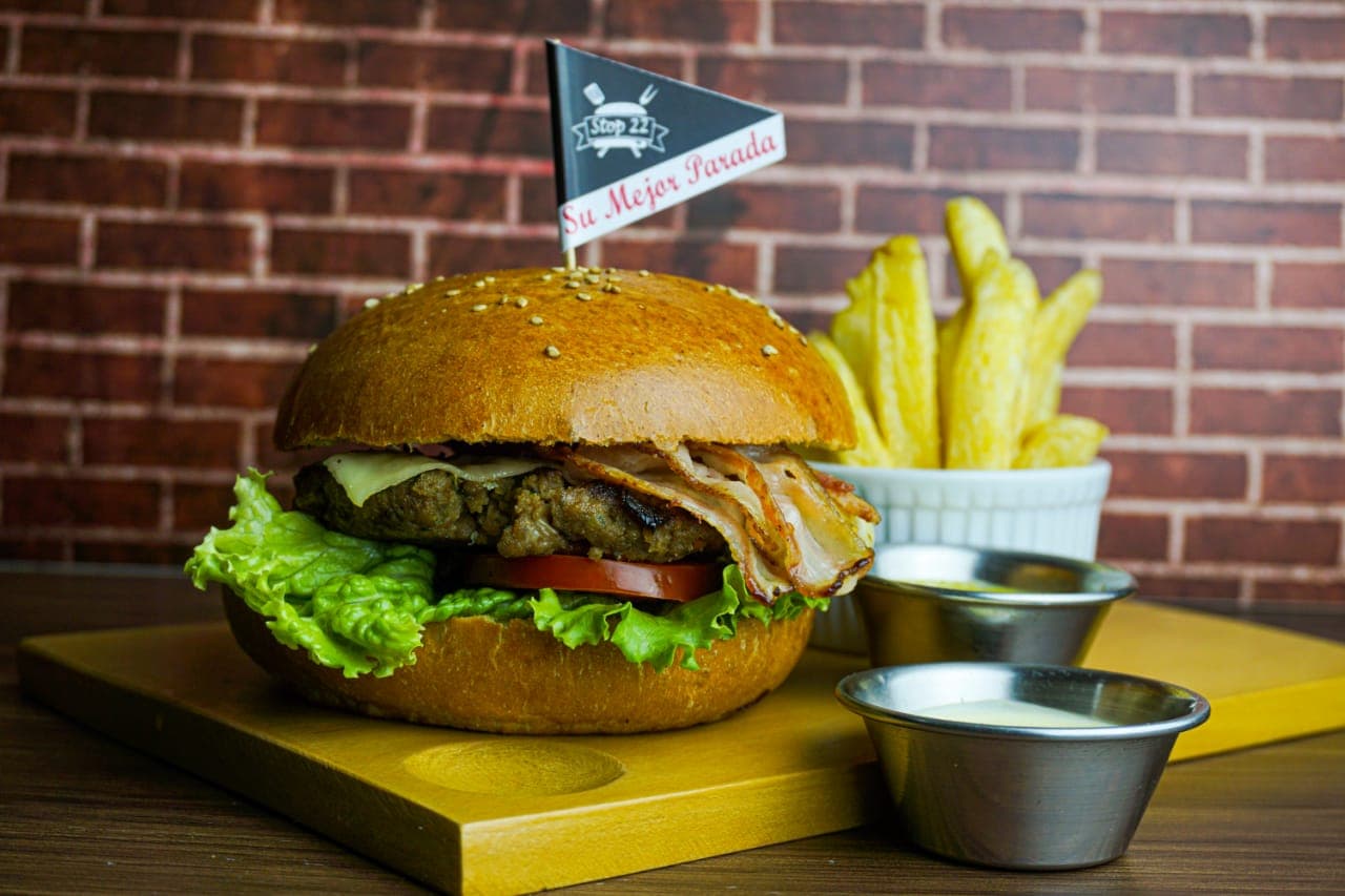 Chesse Burguer Duo + 2 Bebidas 355ml