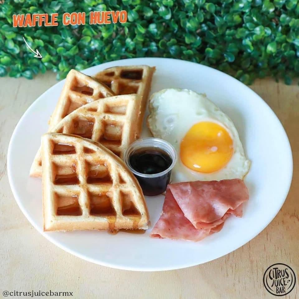 Waffle con huevo, jamón y maple