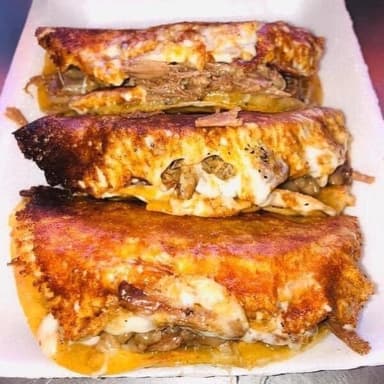 2 Tortas de Birria mas 2 Coca Colas 450ml