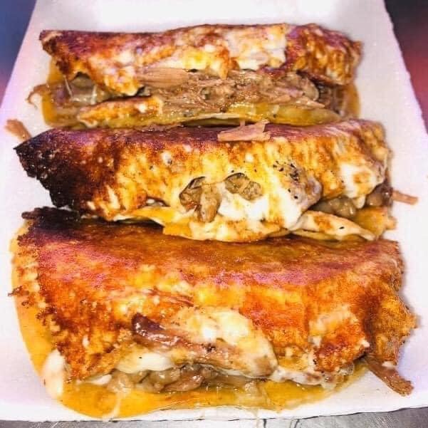 2 Tortas de Birria mas 2 Coca Colas 450ml