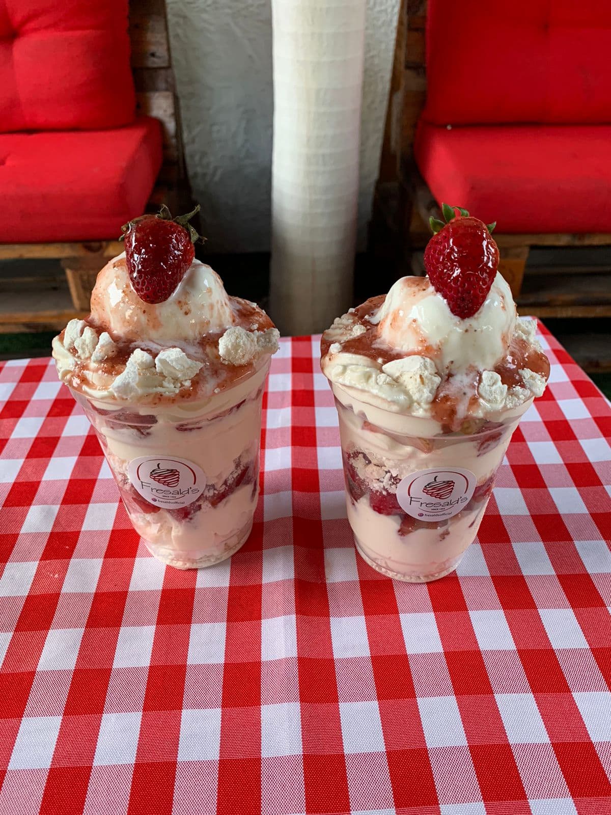 2 Merengones con Crema + Salsa de Fresa