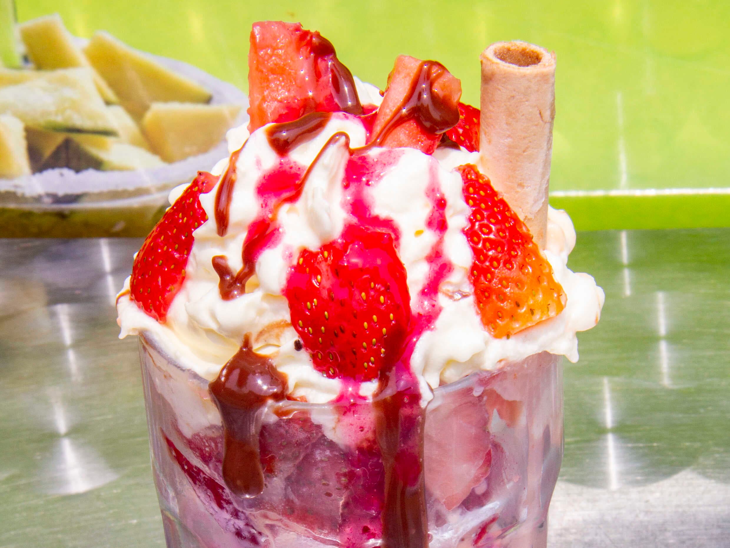 Fresas con Crema y Helado Grande