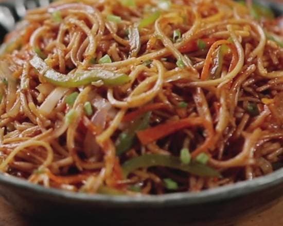 Chowmien Pollo Huevo Tadka