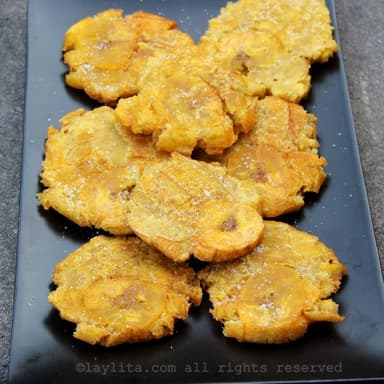 Patacones con frijoles molidos
