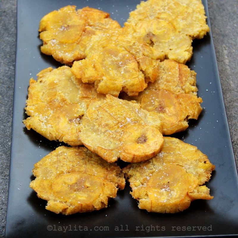 Patacones con frijoles molidos