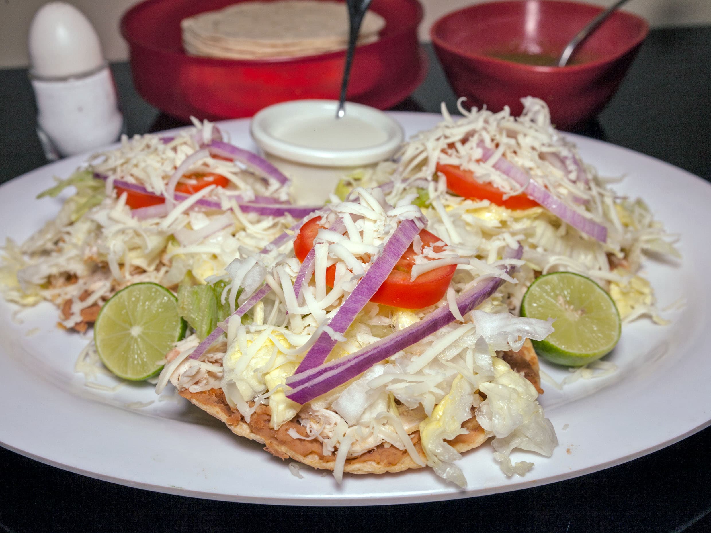 Tostadas de Pollo con Frijoles