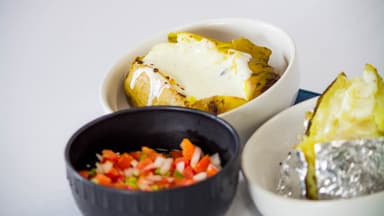 Papas con Chilorio y Queso Gratinado