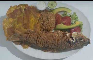 Bandeja con Bocachico Frito