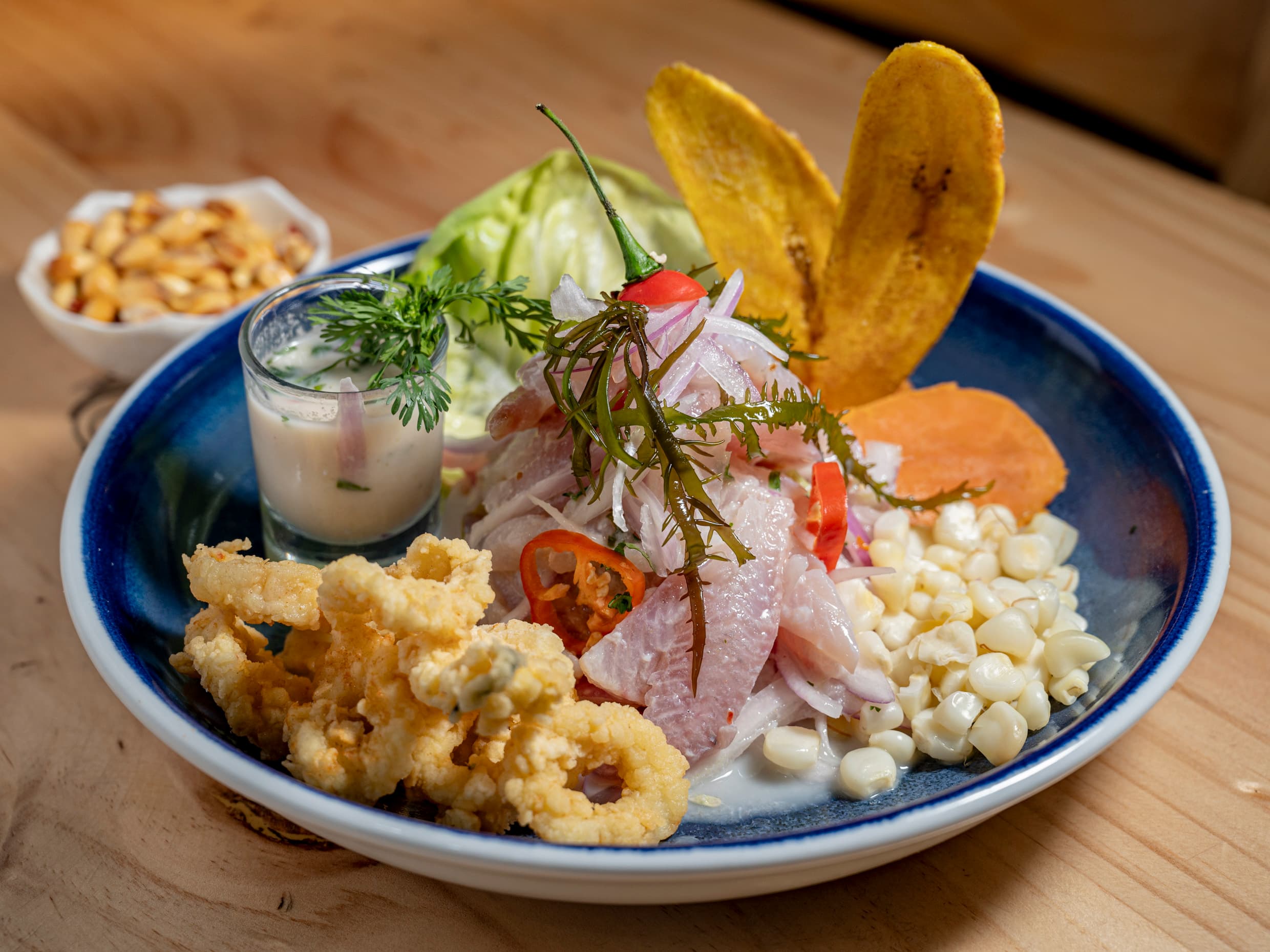 Ceviche Paraíso con Chicharrón de Calamar